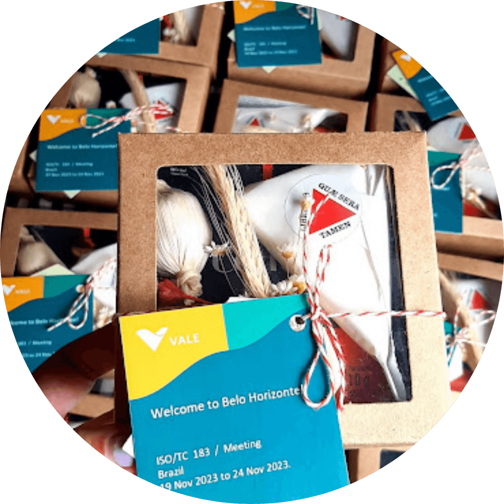 Kit mineirinho #1 contendo café, queijo, bala de doce de leite e mini goiabada.