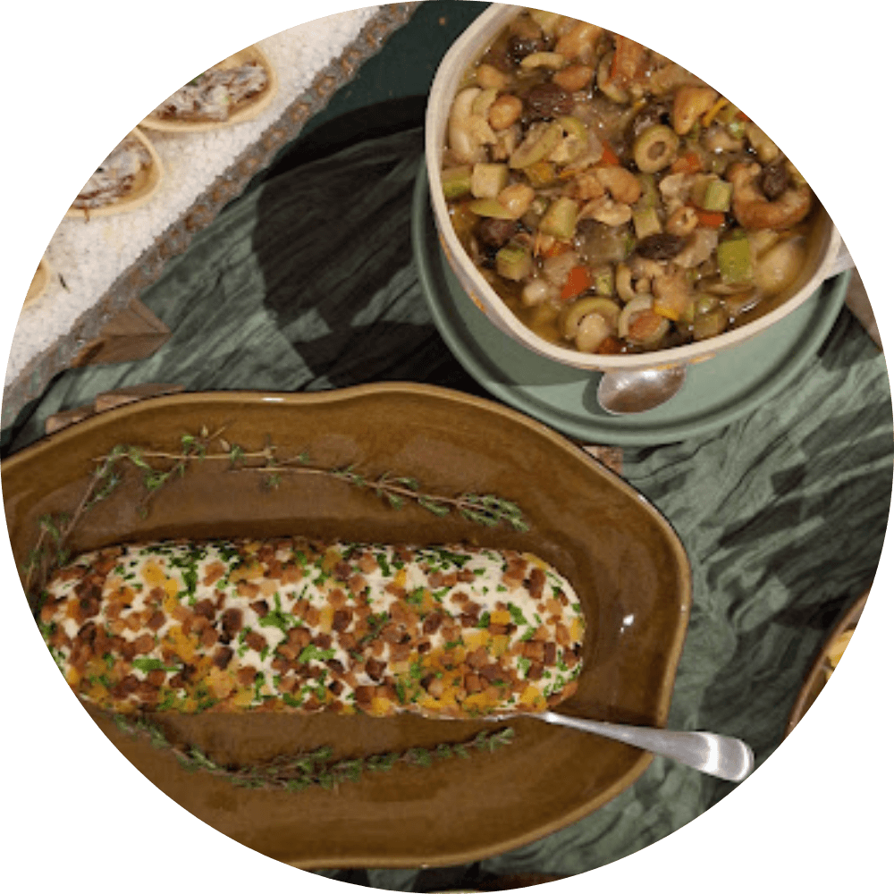 detalhe de nosso cardápio de antepastos: melba de damasco e bacon, caponata de abobrinha, torre caprese, mini sanduiches.