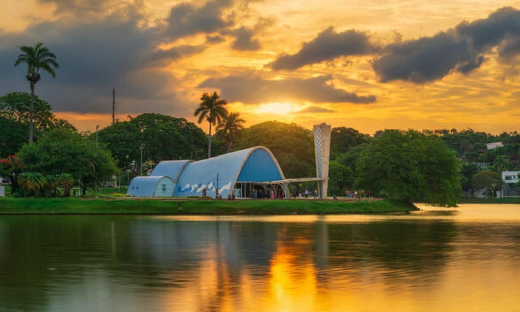Foto da igrejinha da pampulha em belo horizonte, sugerindo que pessoas de outras cidades podem presentear em belo horizonte com a Alecrim BH