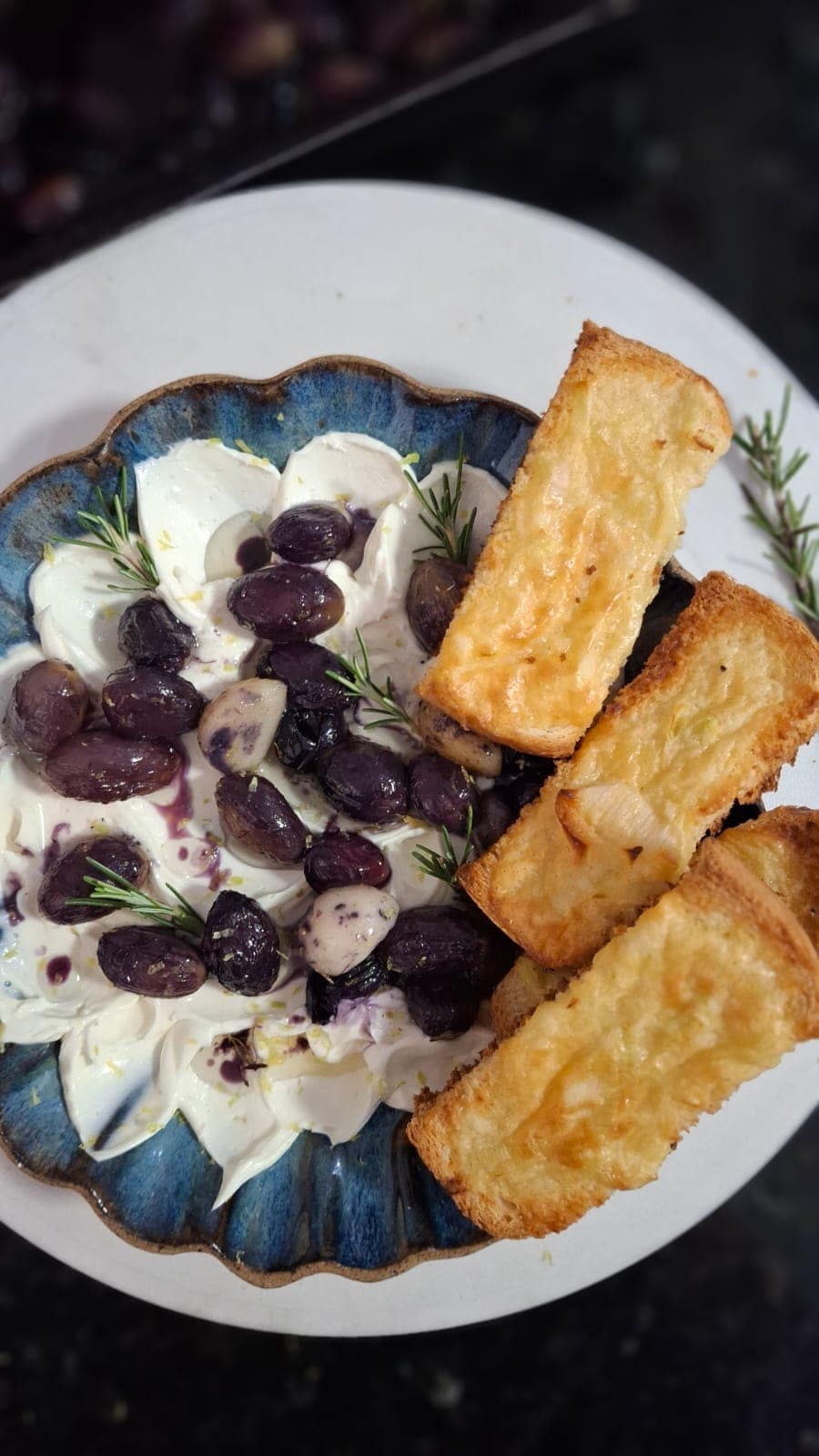Antepasto de Uva Assada com Cream Cheese e Alecrim: Receita Prática e Elegante